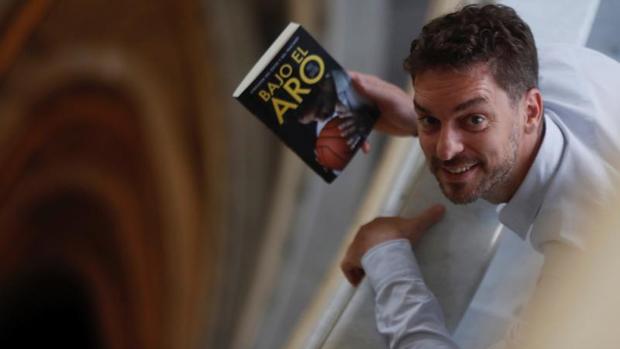 Pau Gasol posa con su libro «Bajo el aro» en el Círculo de Bellas Artes de Madrid