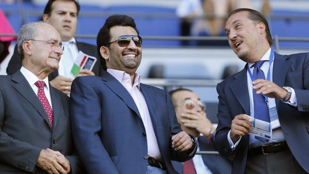 Al Thani sonriente en el placo del Málaga, club del que es propietario