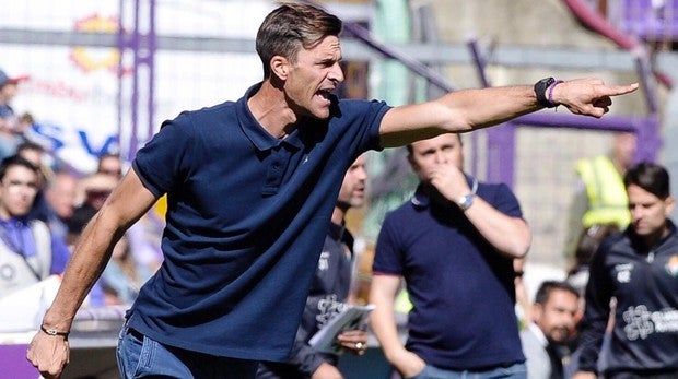 El exentrenador del Huesca, Leo Franco, durante un partido contra el Valladolid