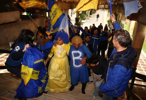 Decenas de aficionados de Boca se reunieron cerca de Moncloa