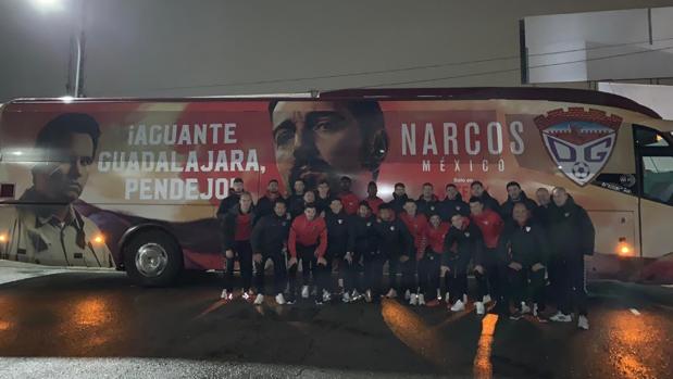 La plantilla del CD Guadalaja posa delante de su nuevo autobús
