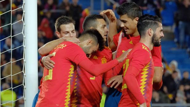 España celebra un gol en el amistoso ante Bosnia en Las Palmas
