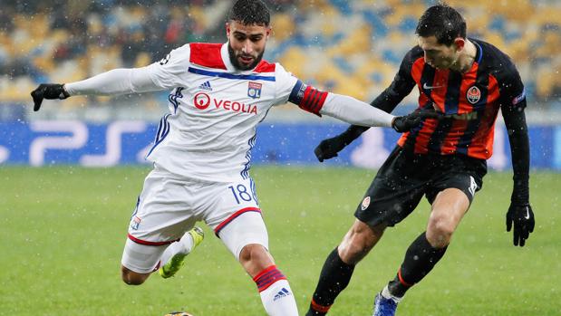 Fekir, la estrella del Lyon, disputa un balón con Stepanenko