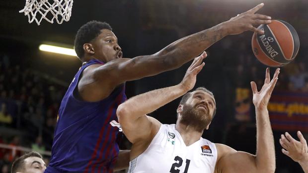 Séraphin pelea un balón con Davas en el últmo encuentro antre Darussafaka