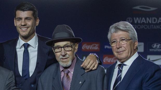 Briñas, en el centro, junto a Morata y Enrique Cerezo el día de la presentación del delantero
