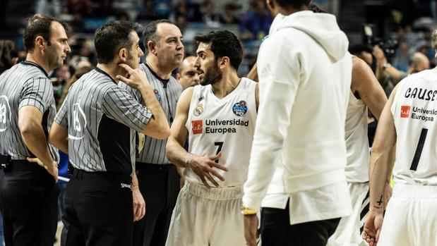 Los jugadores del Real Madrid protestan las decisiones arbitrales de la final de la Copa
