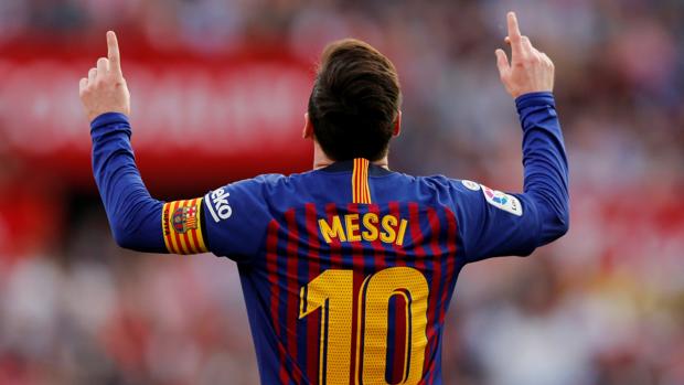 Leo Messi celebra uno de sus tres goles ante el Sevilla