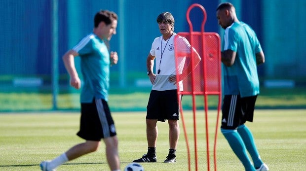 Joachim Low dirige un entrenamiento de Alemania en el que todavía estaba presente Jerome Boateng, uno de sus descartes