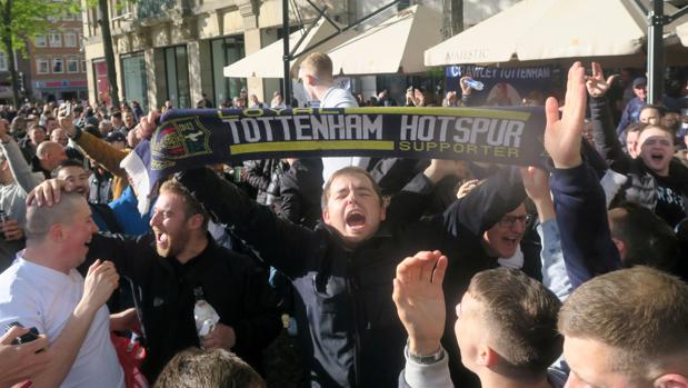 Aficionados del Tottenham en la previa del partido contra el Ajax