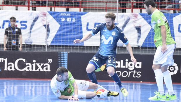 Pola (Movistar Inter) ante dos jugadores del Palma Futsal