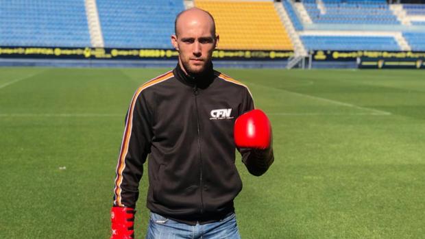 El luchador gaditano Carlos Coello posa en el Estadio Ramón de Carranza