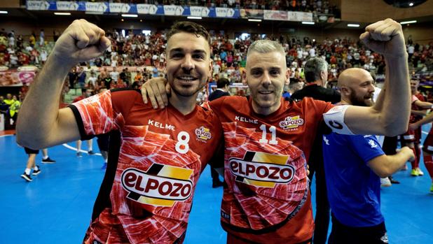 Andresito y Miguelín celebran la victoria en el tercer partido de la final