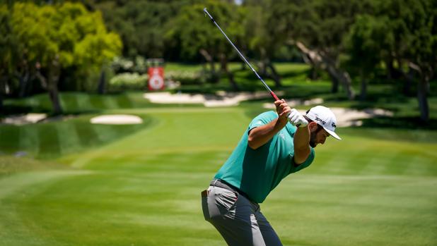 Jon Rahm trata de ajustar su juego de pegador en un campo tan técnico como Valderrama