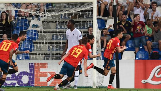 Los jugadores españoles celebran el empate conseguido por Marc Roca.