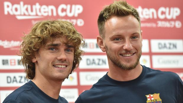 Griezmann y Rakitic durante un acto promocional del Barcelona en Japón