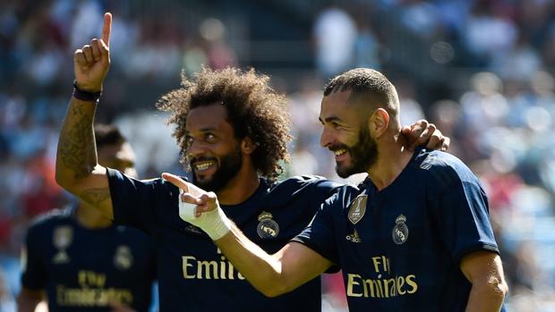 Marcelo celebra con Benzema uno de los goles ante el Celta