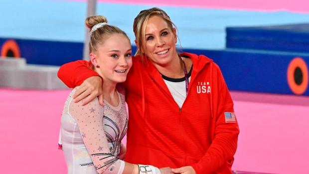 La entrenadora Maggie Haney, con la gimnasta Riley McCusker