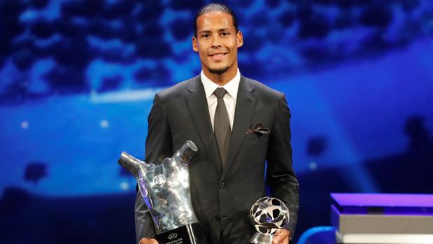Van Dijk, con los premios a mejor jugador y mejor defensa