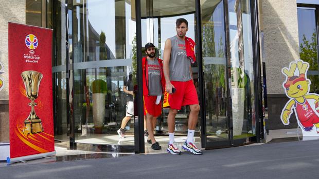 Ricky y Oriola, a la salida del hotel de concentración en Wuhan