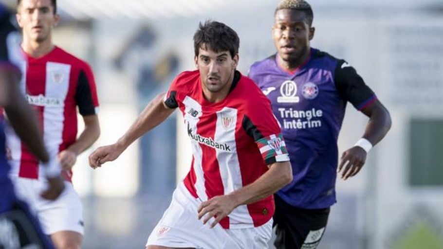 El jugador de la selección española y del Athleticn Mikel San José muestra su respaldo a los 47 abogados del «frente de cárceles» de ETA