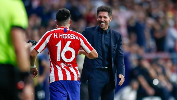Herrera saluda a Simeone tras su gol