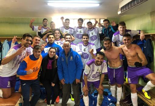 La felicidad del vestuario del CD Becerril