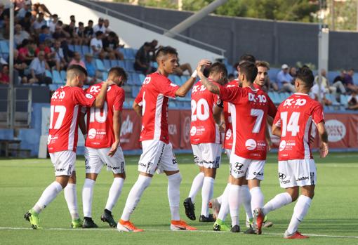 Los jugadores del CD Ibiza celebran un gol