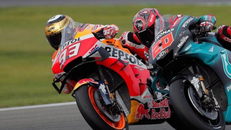 Márquez celebra otro triunfo en Valencia, en la despedida de Lorenzo