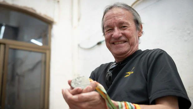 Jordi Llopart muestra la medalla lograda en Moscú hace 40 años