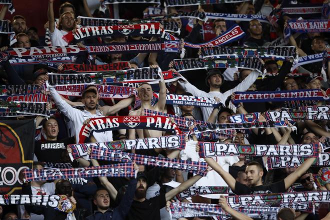 The PSG fans could not bear the decline of their team and staged altercations between 2006 and 2008. Their supporters (in the photograph, during a match against Angers) are enjoying a time of success today