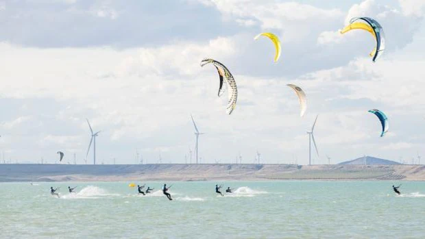 La Copa de España de kitesurf de aguas interiores llega este fin de semana a Luceni