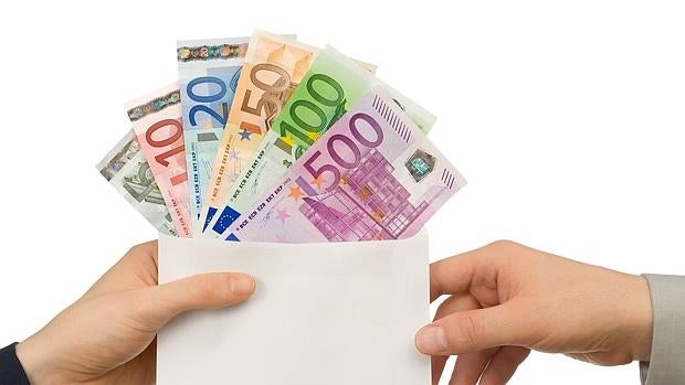 Los salarios subirán un 0,4% en España este año, según el IEE