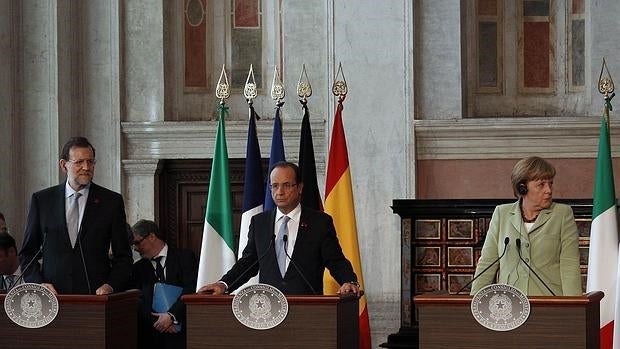 El presidente de Gobierno, Mariano Rajoy, junto a su homólogo francés, François Hollande, y la canciller Angela Merkel