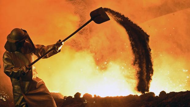 Un trabajador germano en una acerería