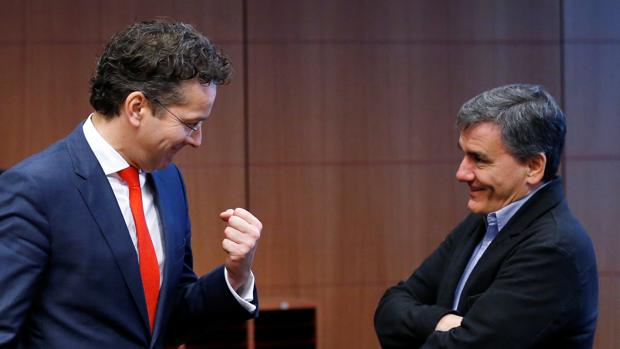 El presidente del Eurogrupo, Jeroem Dijsselbloem, habla con el ministro griego de Finanzas Euclid Tsakalotos