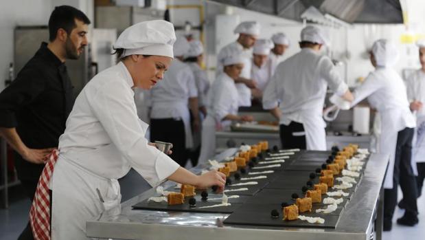 Las empresas buscan profesionales que cubran las necesidades derivadas del aumento del turismo
