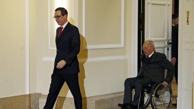 El ministro de Finanzas alemán, Wolfgang Schaeuble con el secretario del Tesoro estadounidense, Steven Mnuchin