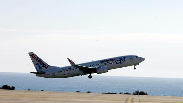 Un avión de AirEuropa despegando del aeropuerto de Almería