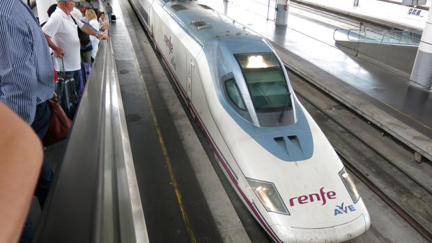 Tren de alta velocidad en la estación de Atocha (Madrid)