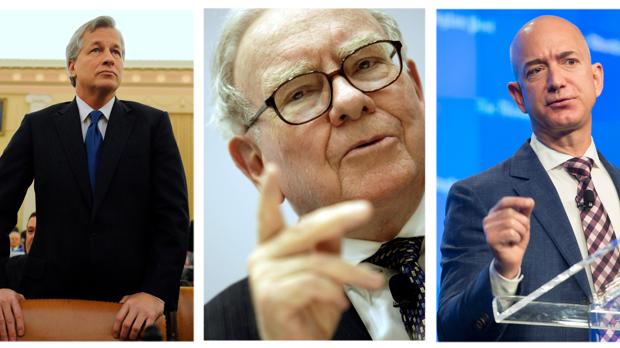 dDe izda a dcha, el consejero delegado de JP Morgan Chase, Jamie Dimon; el inversor y empresario Warren Buffet y el CEO de Amazon, Jeff Bezos