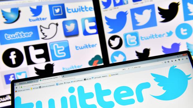 Fotografía de archivo que muestra el logo de Twitter en las pantallas de varios ordenadores