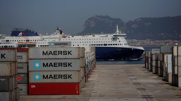 Contenedores aparcados en el puerto de Algeciras