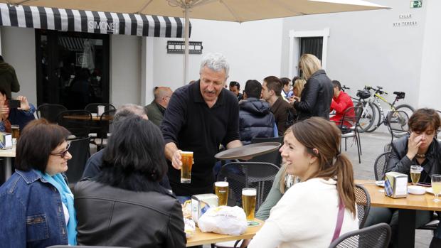 Un camarero atendiendo una mesa en un bar en Alicante