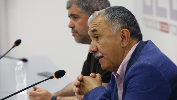 Pepe Álvarez, secretario general de UGT, junto con Unai Sordo, de CC.OO., al fondo
