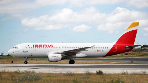 Imagen de un avión de Iberia en el aeropuerto de Lisboa
