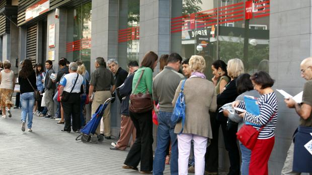 Desemlpeados haciendo colas en la oficina del Inem