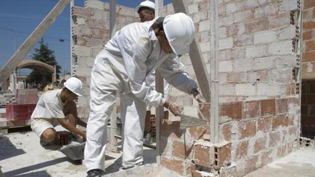 La reactivación de la vivienda ha hecho que los albañiles sean, de nuevo, perfiles deseados por las empresas