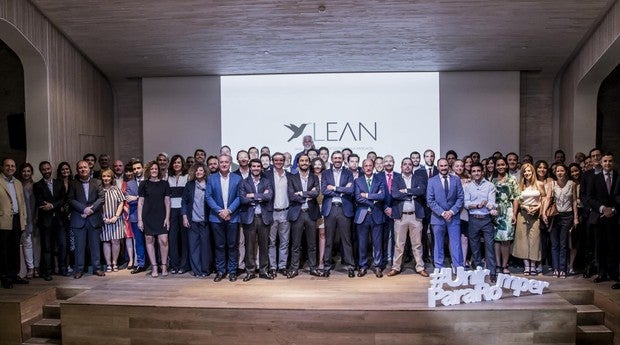 La «foto de familia» del despacho Lean Abogados