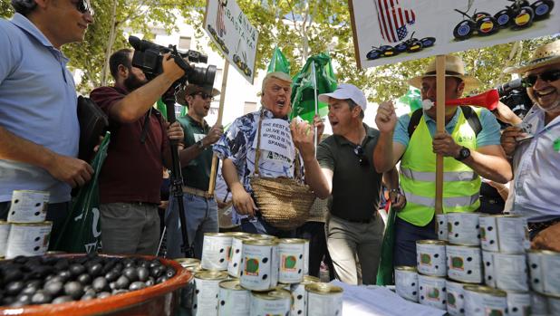 Los agricultores sevillanos protestan contra la imposición de aranceles a la aceituna negra de mesa por parte de Estados Unidos frente al consulado norteamericano