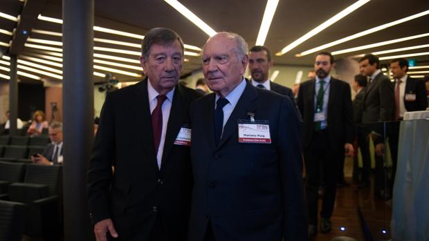 Jorge Gallardo Ballart, presidente y director de Almirall (izda) junto a Mariano Pugi (dcha), uno de los propietarios del Grupo Puig